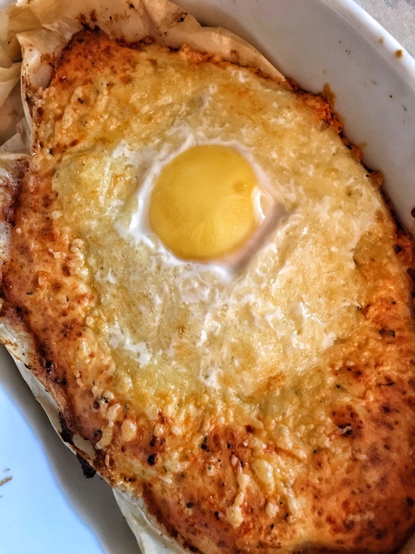 Хачапури по-аджарски с сыром сулугуни и яйцом
