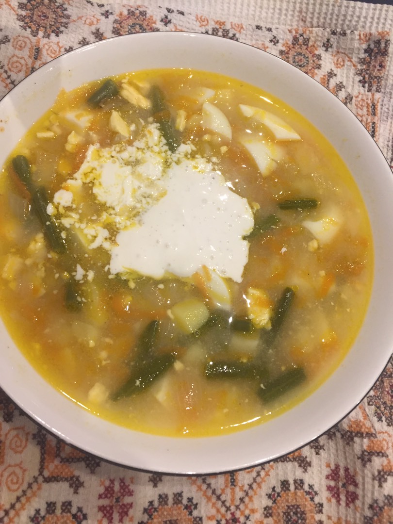 Суп со стручковой фасолью, беконом и сыром: рецепт - Лайфхакер