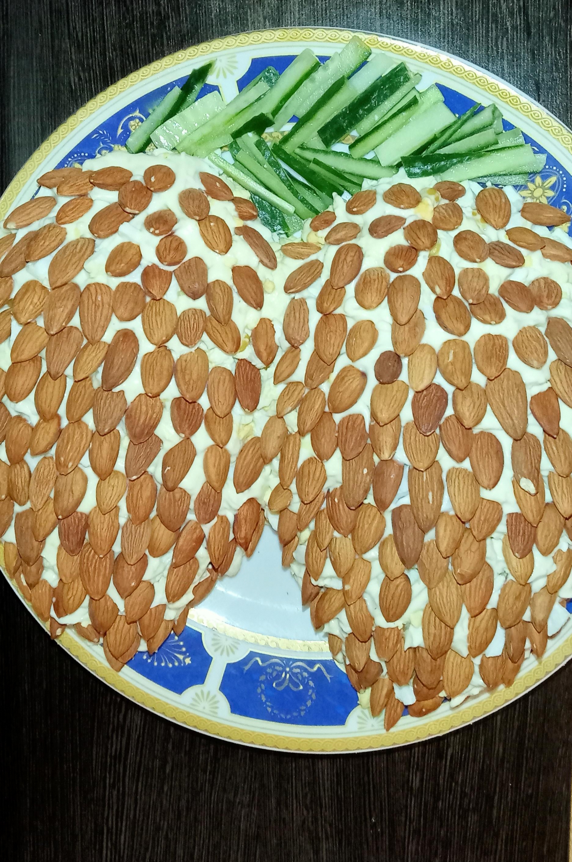 Новогодний салат «Шишка» с миндалем