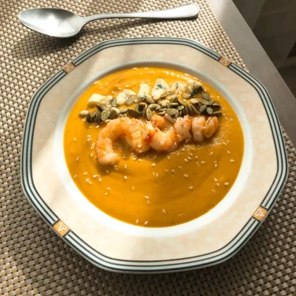 Тыквенный крем-суп с креветками и сыром дорблю