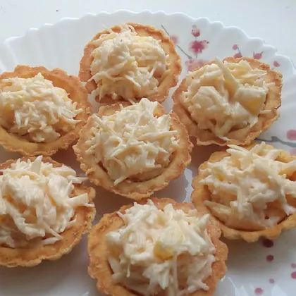 Тарталетки с сыром, ананасом и чесноком