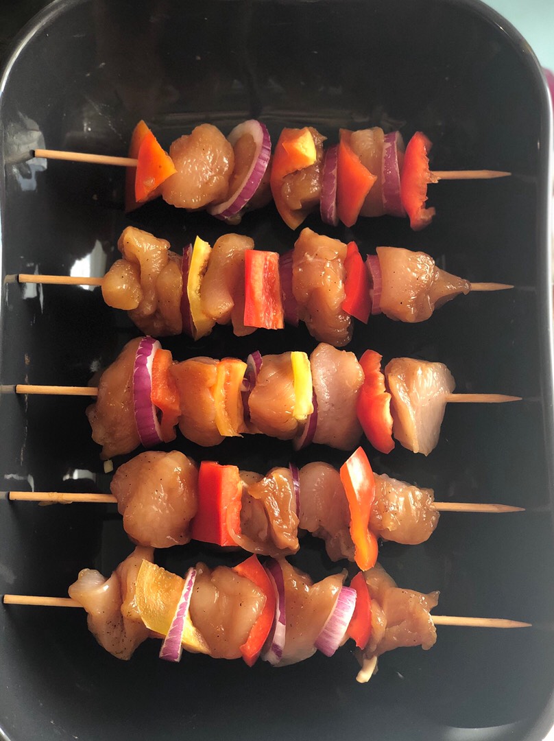 шашлык на шпажках в духовке. шашлык из свинины на шпажках. шашлык из курицы с ананасом на шпажках в духовке. куриные шашлычки на шпажках в духовке. шашлык без шпажек.