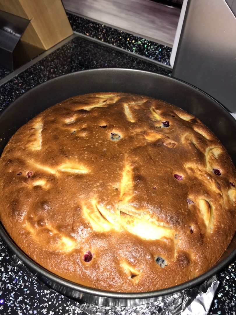 Шарлотка с яблоками и чёрной смородиной