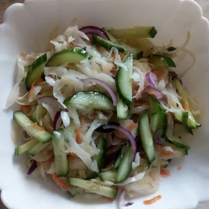 Витаминный салатик из квашеной капусты, красного лука и свежего