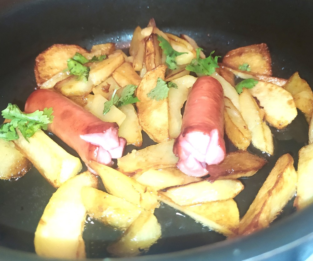 Жареная картошка с сосисками