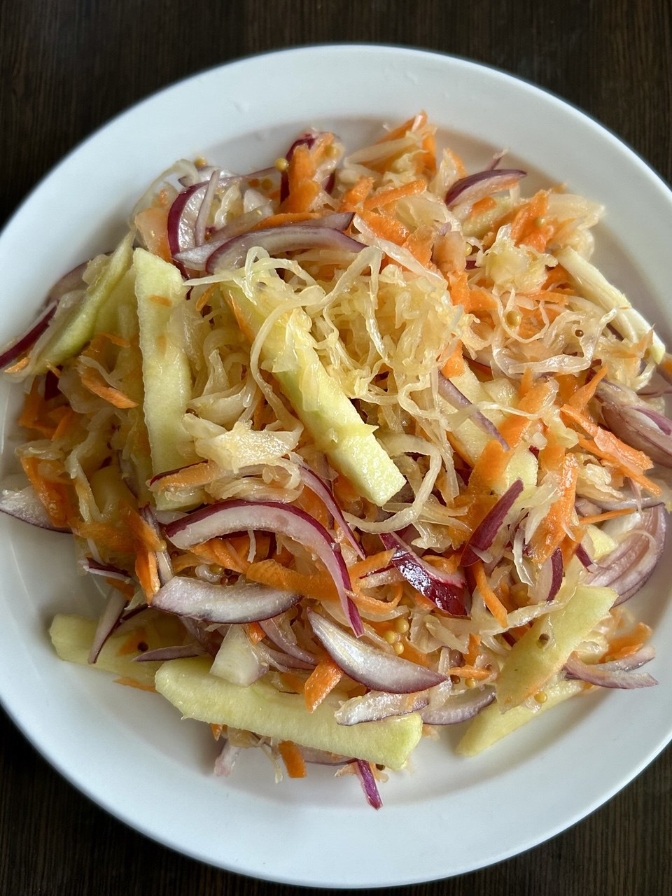 Салат с квашеной капустой и яблоком 