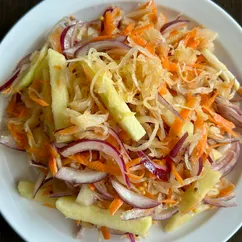 Салат с квашеной капустой и яблоком 