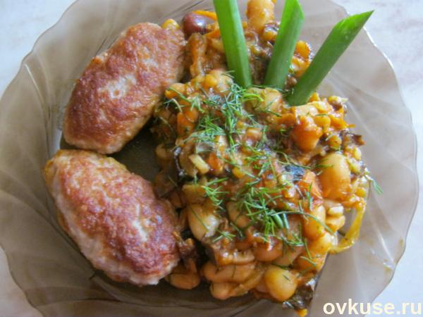 Колбаски чесночные с фасолью