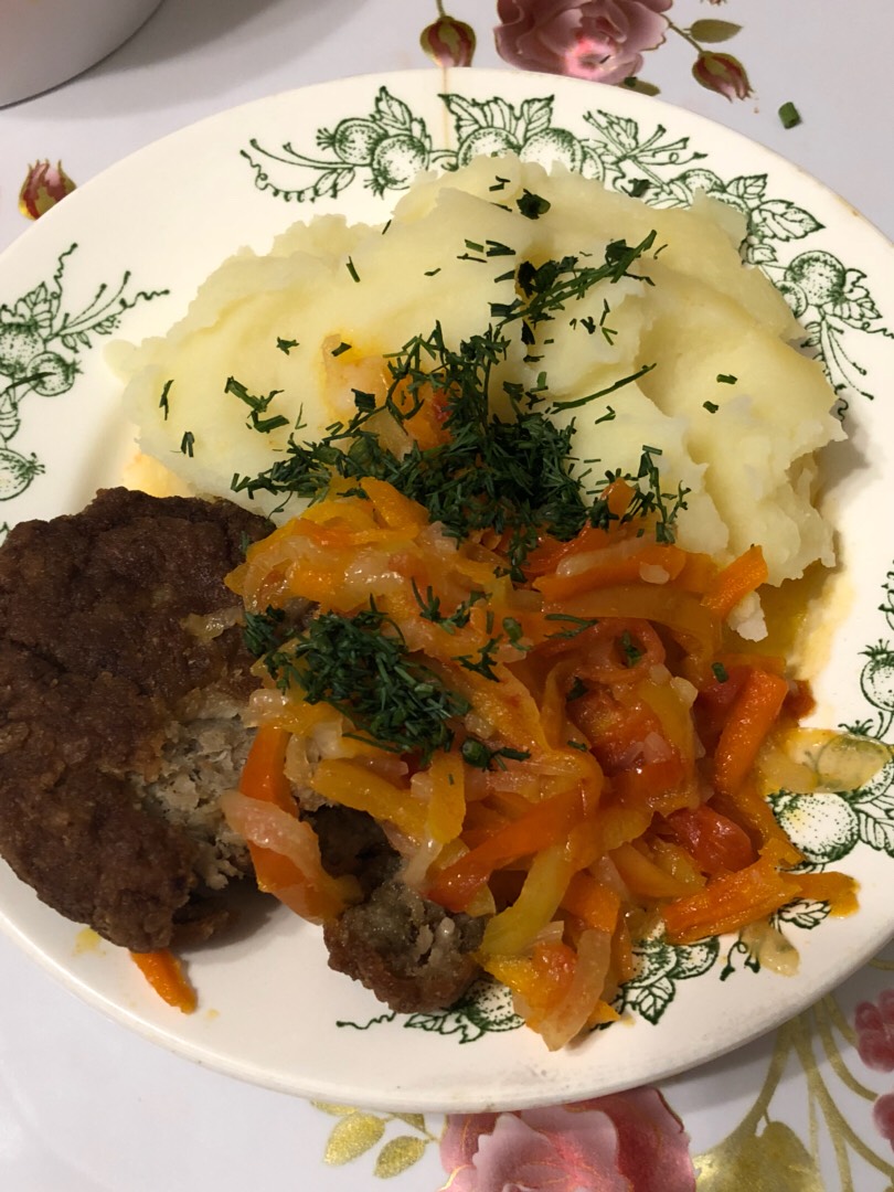 Рыбные котлеты с картофельным пюре