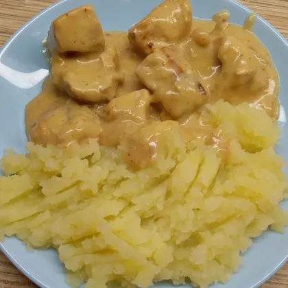 Куриное филе в сметанном соусе с картофельным пюре