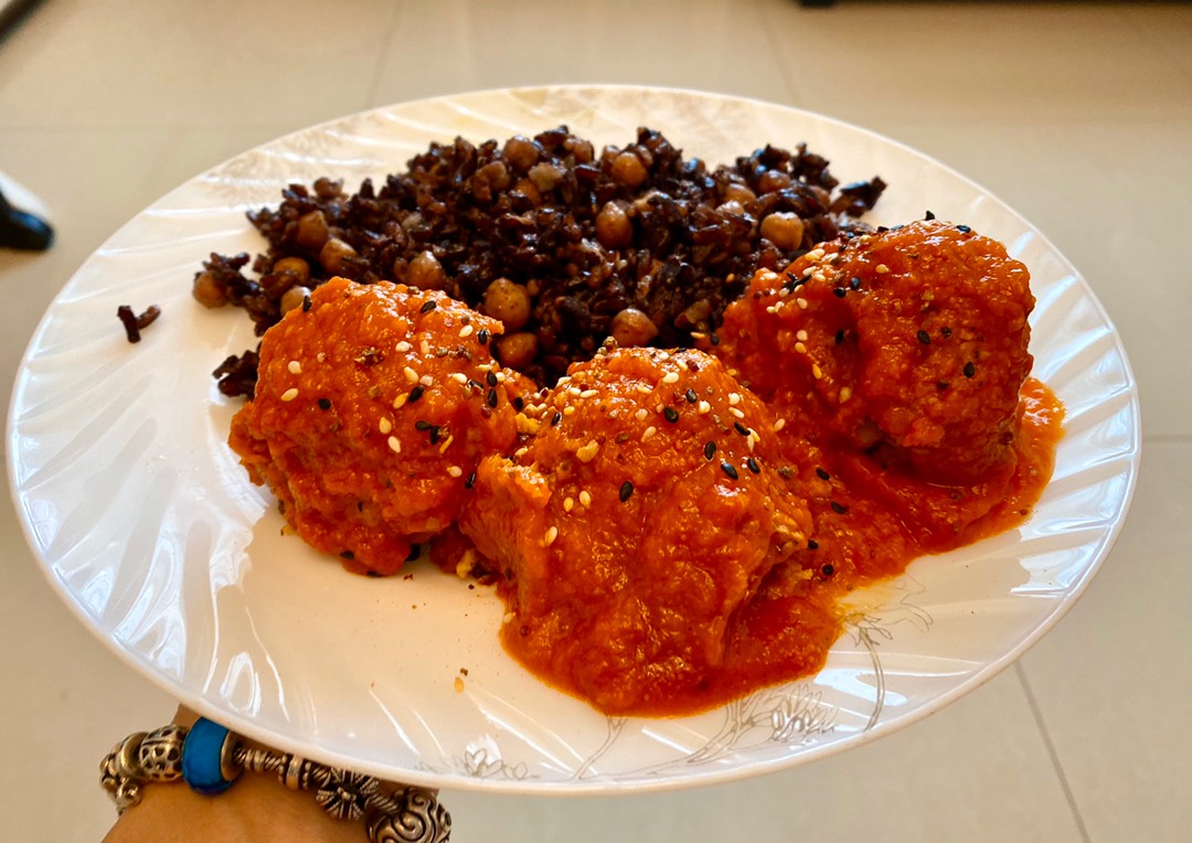 Тефтельки из нута в томатном соусе