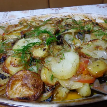 Картофель запеченный с луком, грибами, помидорами и чесноком