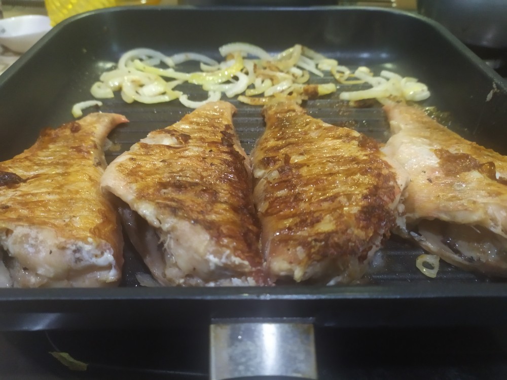 Жареный морской окунь