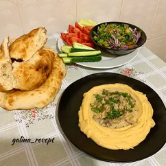 Бефстроганов с гороховым пюре и закусочным салатом из корнишонов 😋