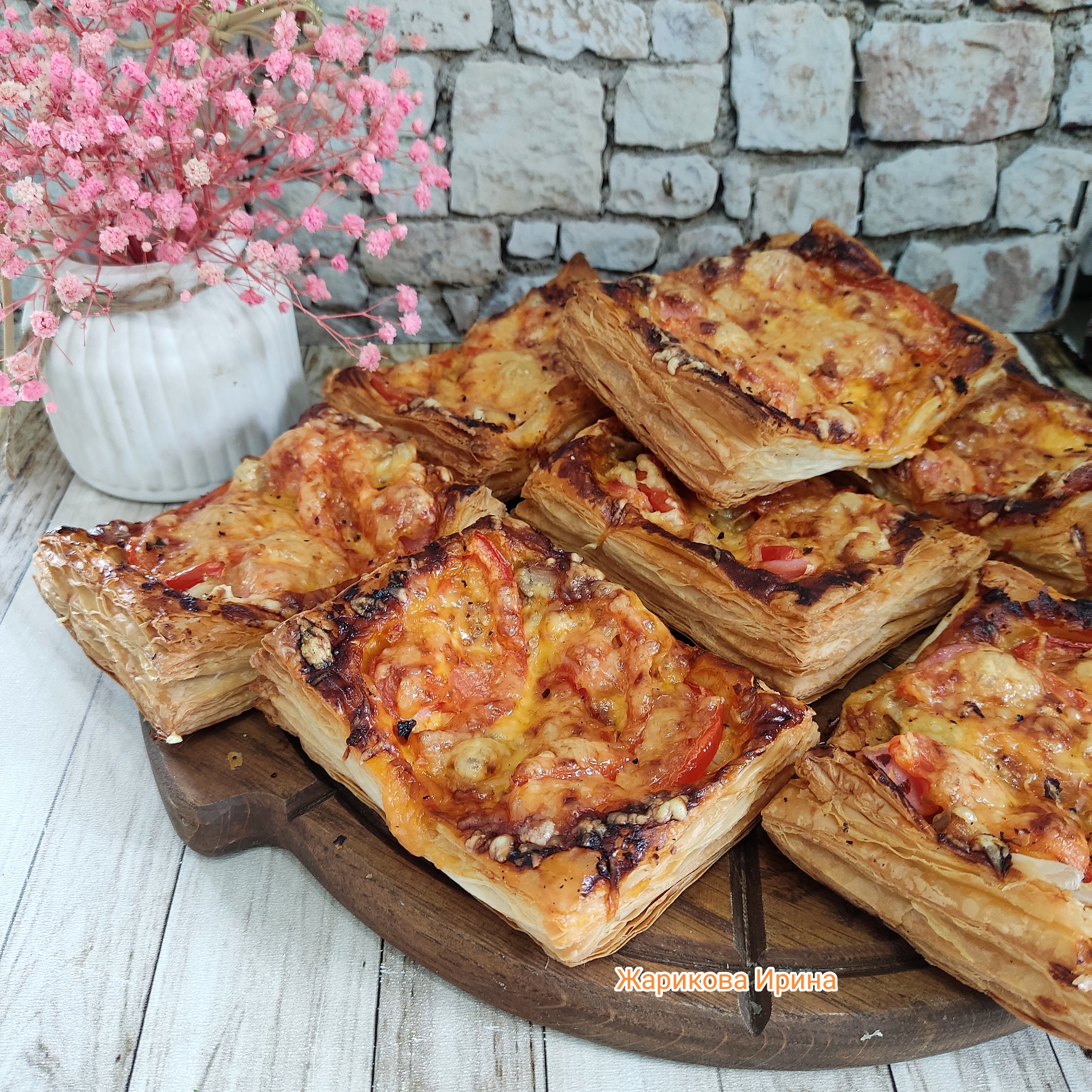 Пицца на слоеном тесте с курицей и помидором