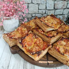 Пицца на слоеном тесте с курицей и помидором