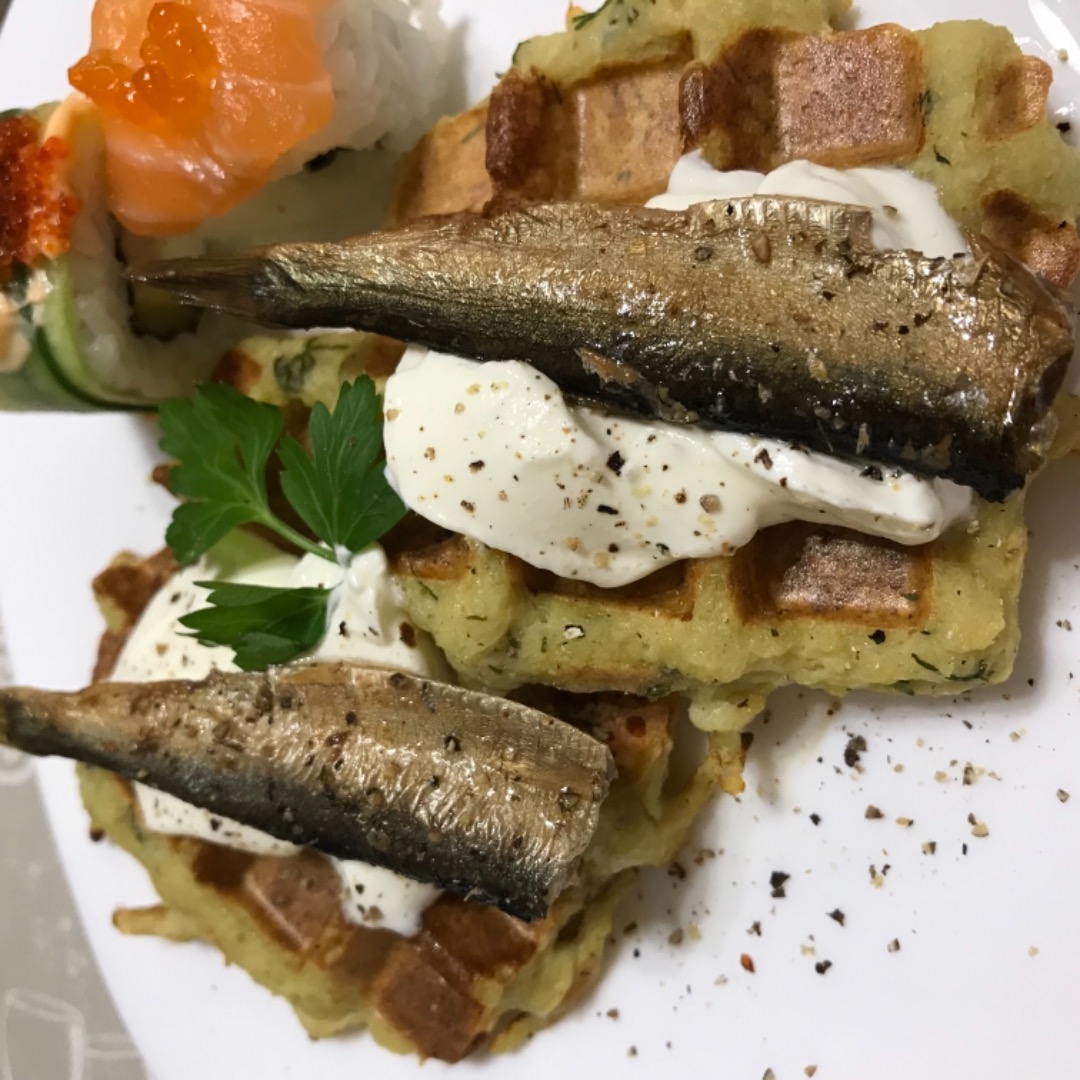 Картофельные вафли с творожком и шпротами