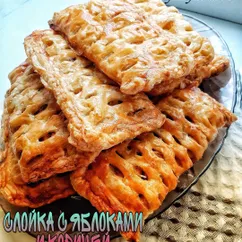 Слойка с яблоками и корицей