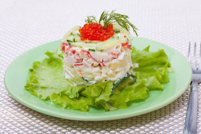 Морской салат с кальмарами, креветками и красной икрой