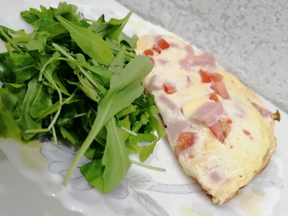 Болтунья с ветчиной, сыром и помидором