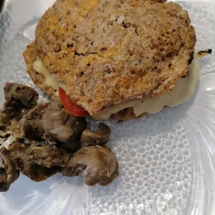 Бургер гречневый с сыром и помидором