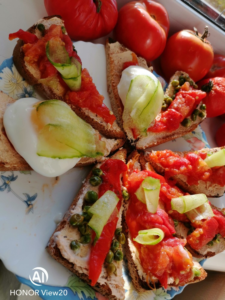 Брускетты с запечёнными овощами и яйцом-пашот