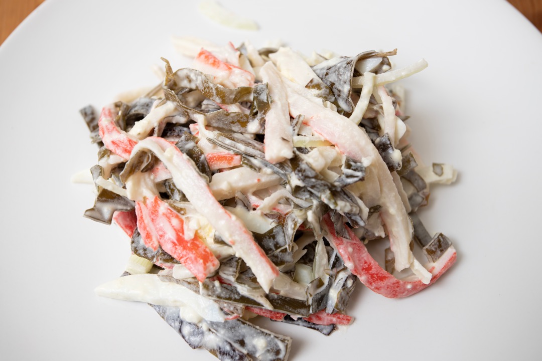 Салат из крабовых палочек с морской капустой – пошаговый рецепт приготовления с фото
