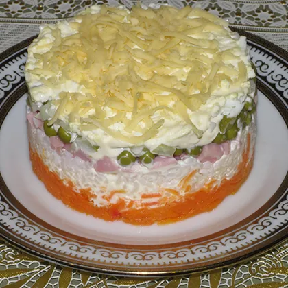 Простой и вкусный салат с ветчиной и сыром - фото рецепт