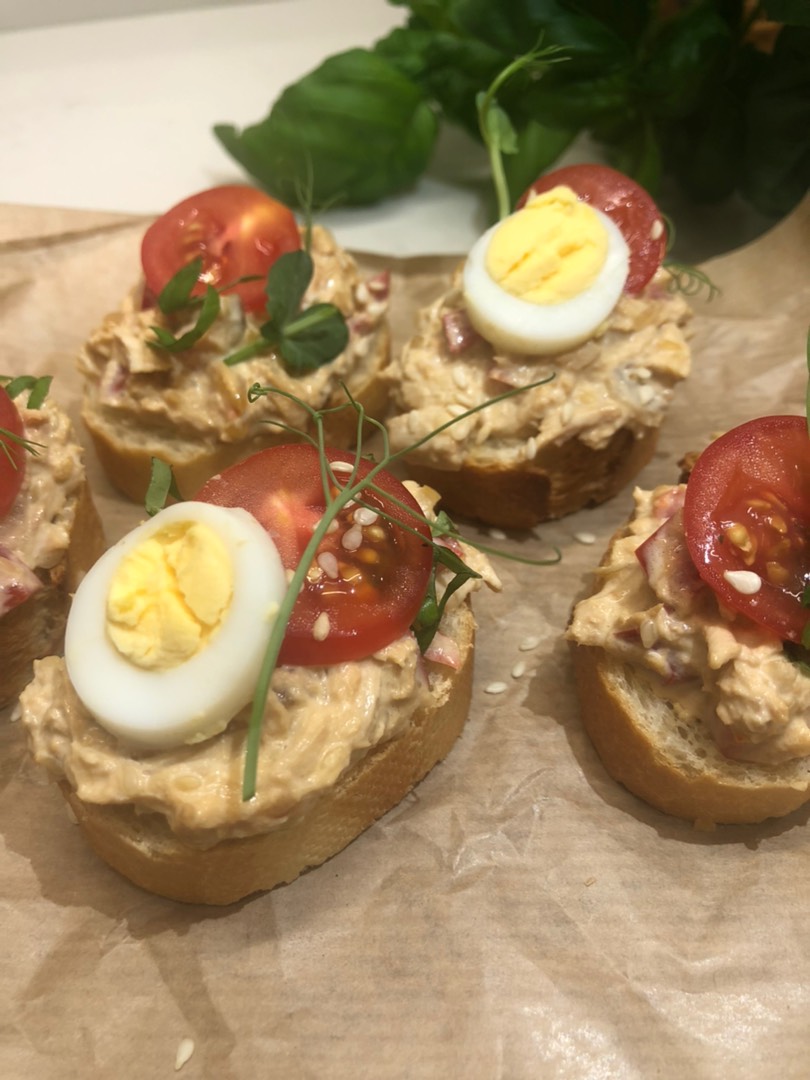 Мини брускетта с куриным филе