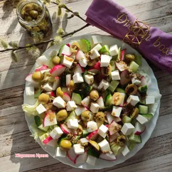 Салат овощной с заправкой из каперсов и соком лайма