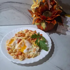 Яичница с помидором и луком