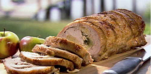 Свиной рулет с яблоками и клюквой
