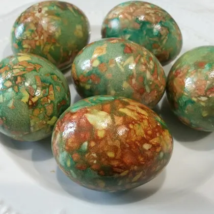 Как красиво покрасить яйца на Пасху, мраморные яйца на Пасху.we paint eggs for easter