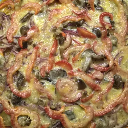 Пицца с салями и овощами