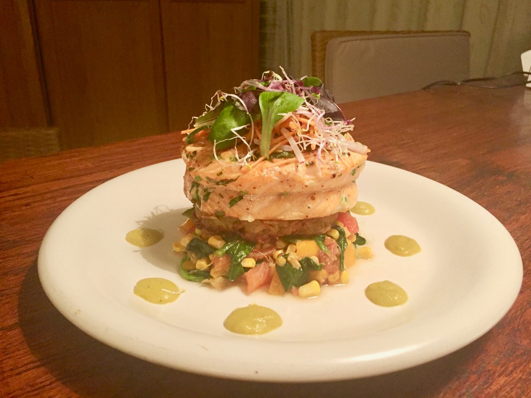 Лосось по-канадски с кленовым сиропом на овощной подушке