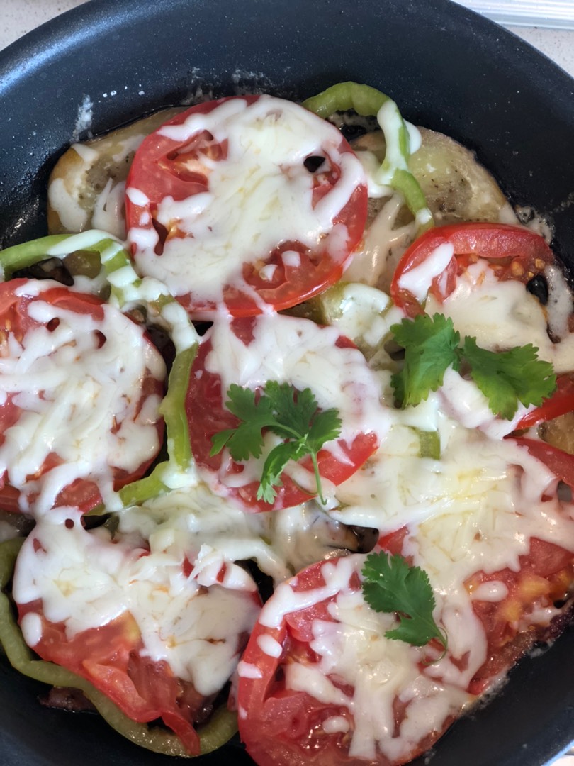 Овощи под сырной корочкой на сковороде