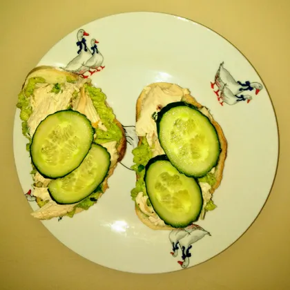Бутерброд с авокадо и запечённой грудкой