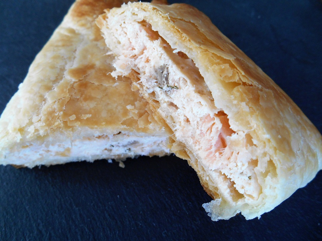 Пирог из слоеного теста с лососем — рецепт с фото пошагово