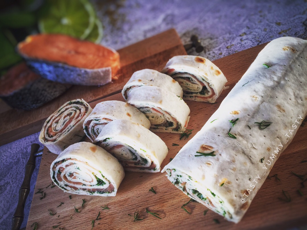 Рулет из лаваша с семгой и творожным сыром – пошаговый рецепт приготовления с фото