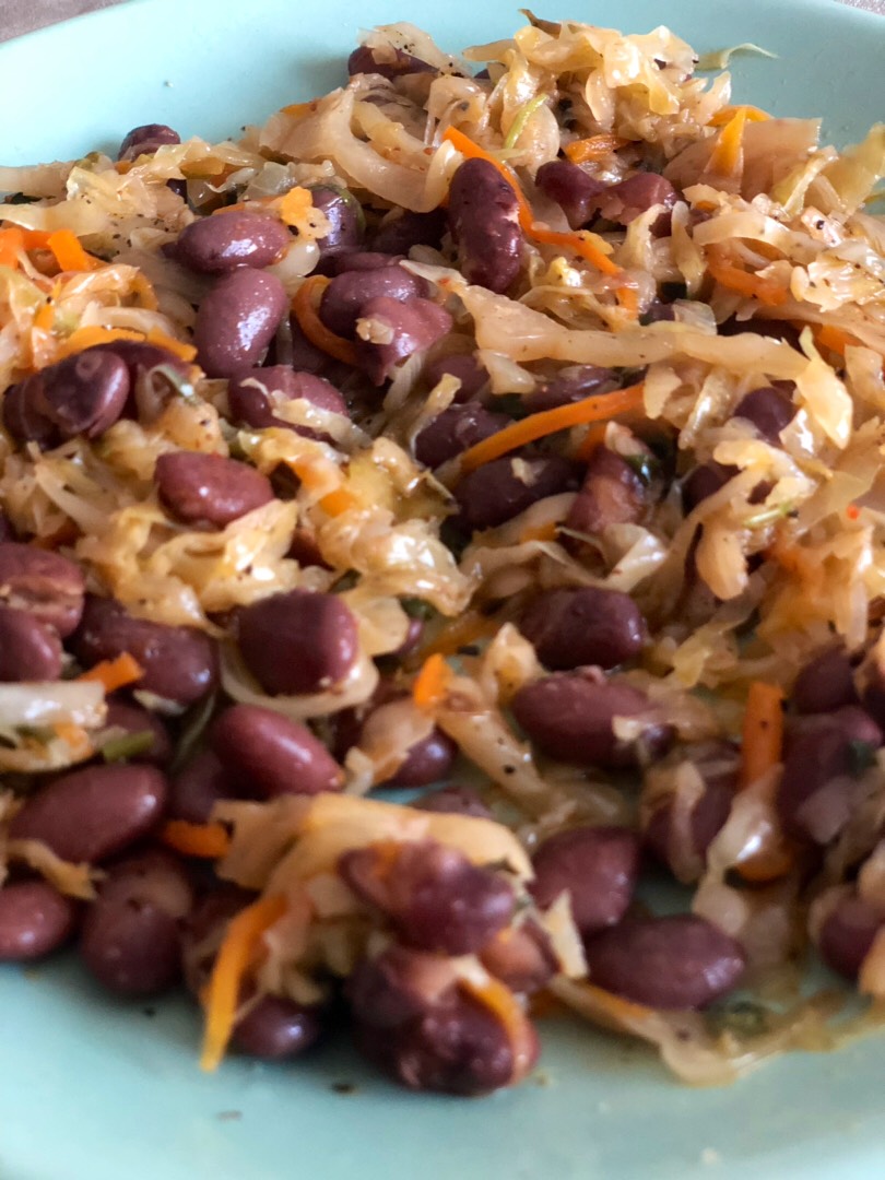 Жареная капуста с фасолью
