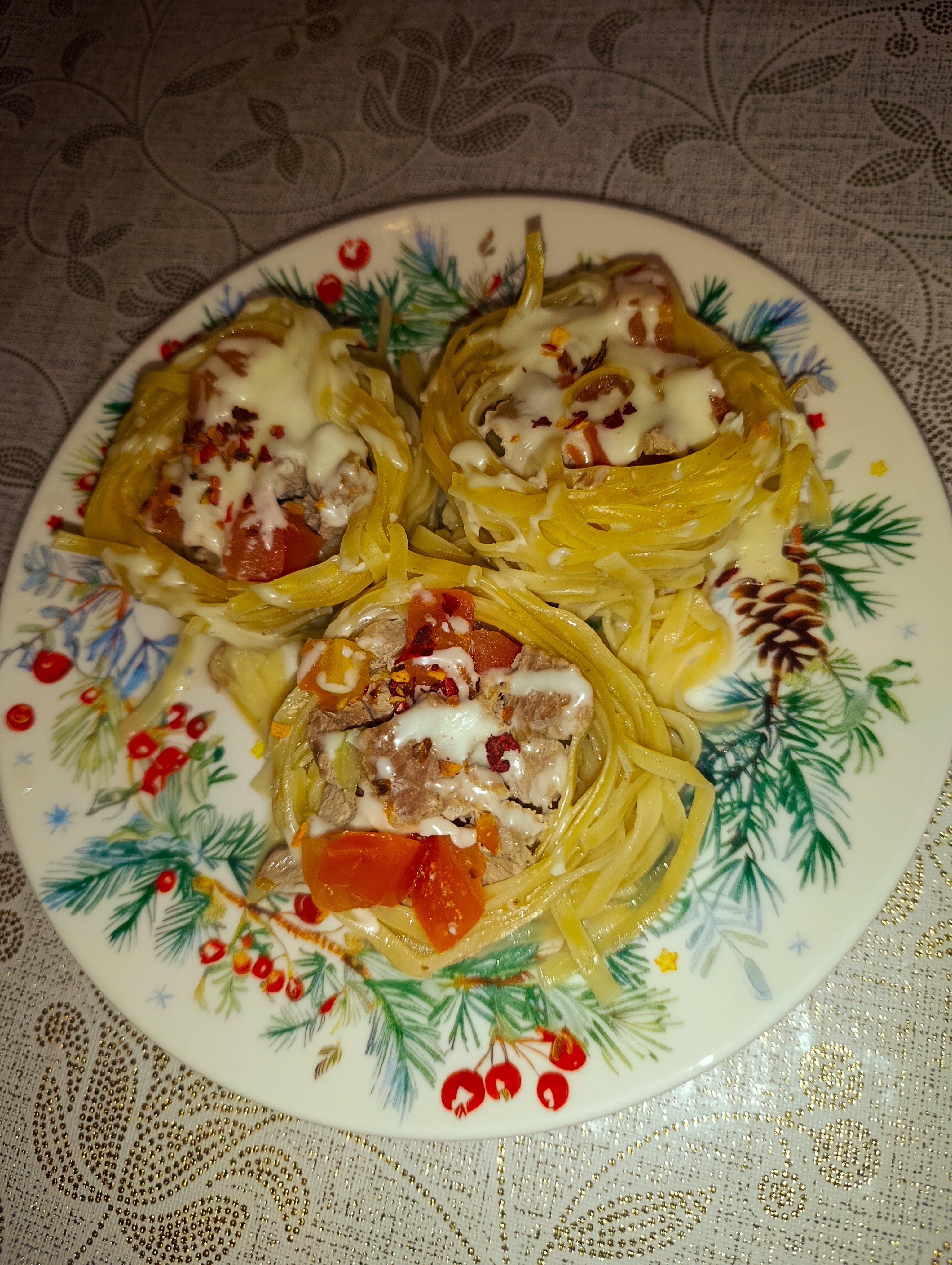 Гнёзда с индейкой на сковороде
