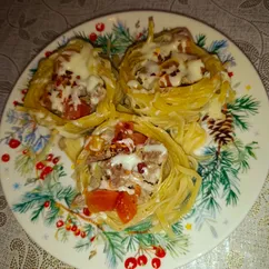Гнёзда с индейкой на сковороде