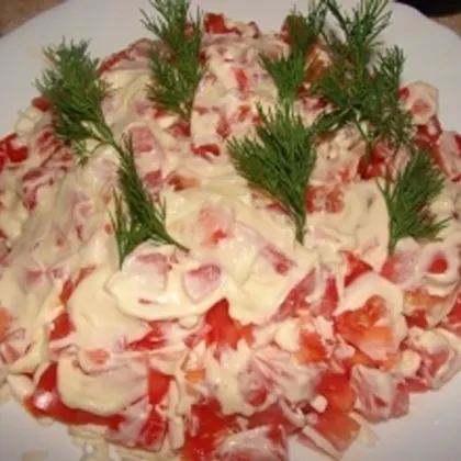 Легкий новогодний салат с помидорами и сельдью