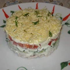 Салат с курицей и помидорами (порционный)