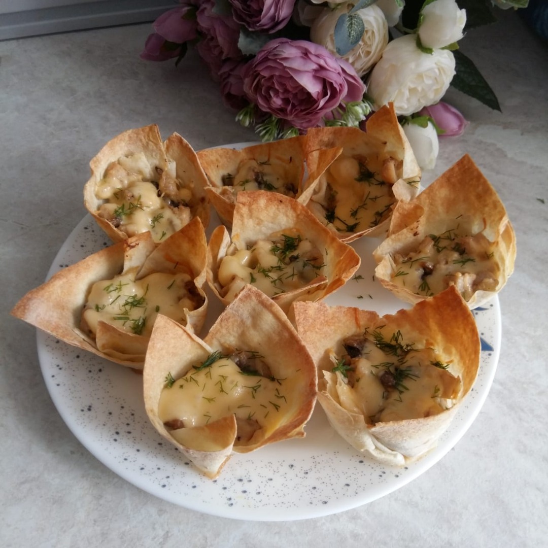 Жюльен с курицей и грибами в лаваше