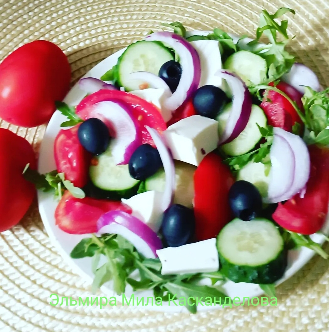 Салат с овощами и сыром фета 