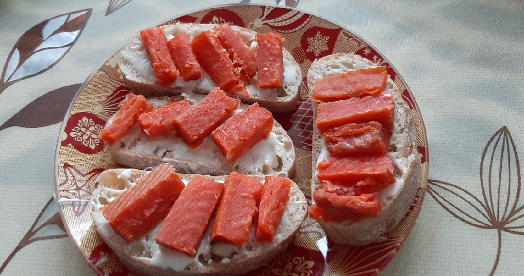 Бутерброды с красной рыбой и козьим плавленым сыром на НГ )