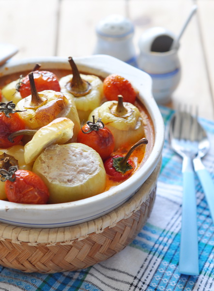 Фаршированный перец с томатно-йогуртовым соусом