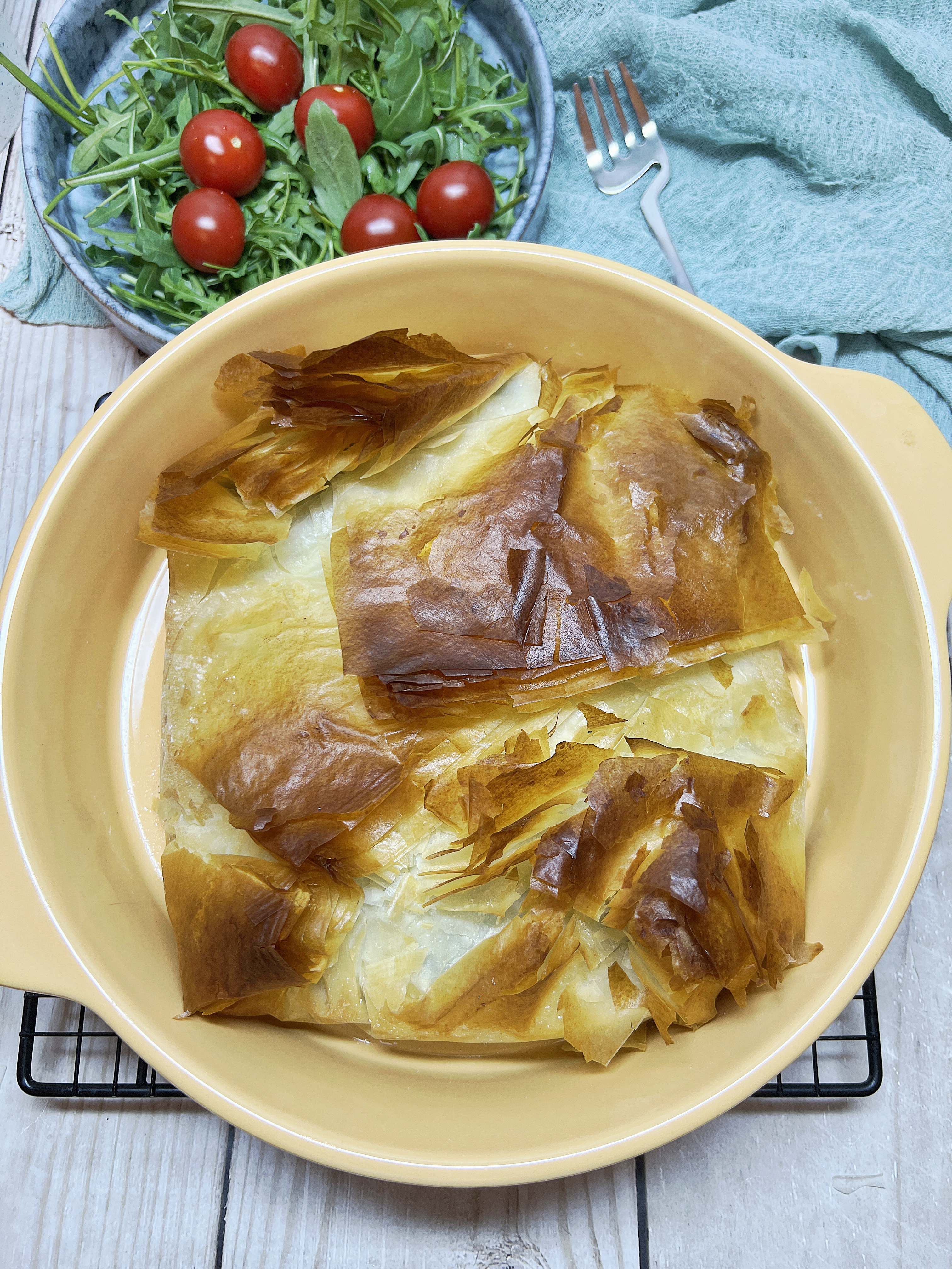 Пирог из теста фило с курицей