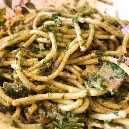 Спагетти со сливками, шпинатом, беконом и грибами